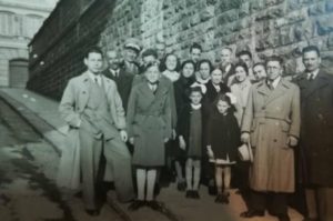 I membri della chiesa evangelica di TS al termine del culto di adorazione, maggio 1942