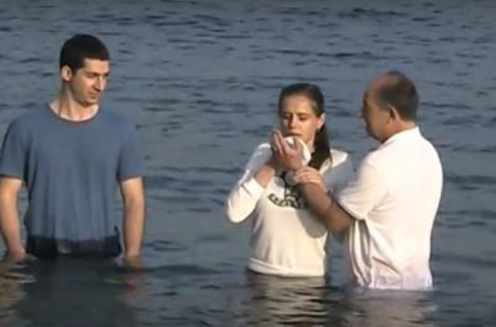 Un battesimo piuttosto "freschetto"- (Video)